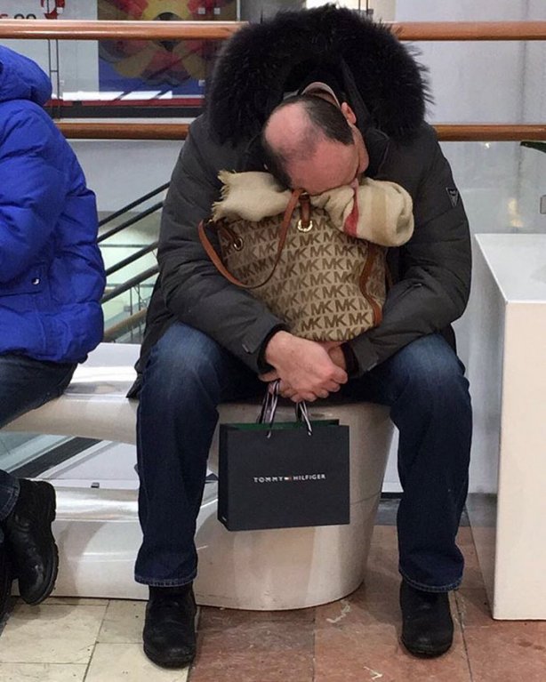 Muži unavení z nákupů 14 Muži unavení z nákupů 14