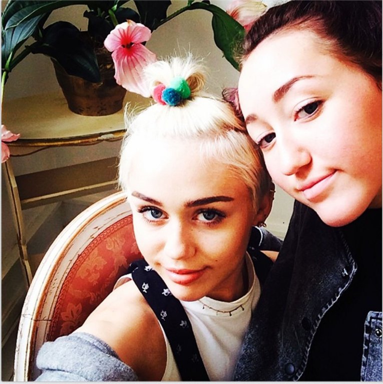 Noah Cyrus (21) Noah Cyrus (21)