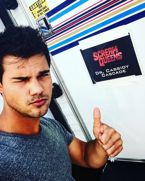 Taylor Lautner na setu Scream Queens Taylor Lautner na setu Scream Queens