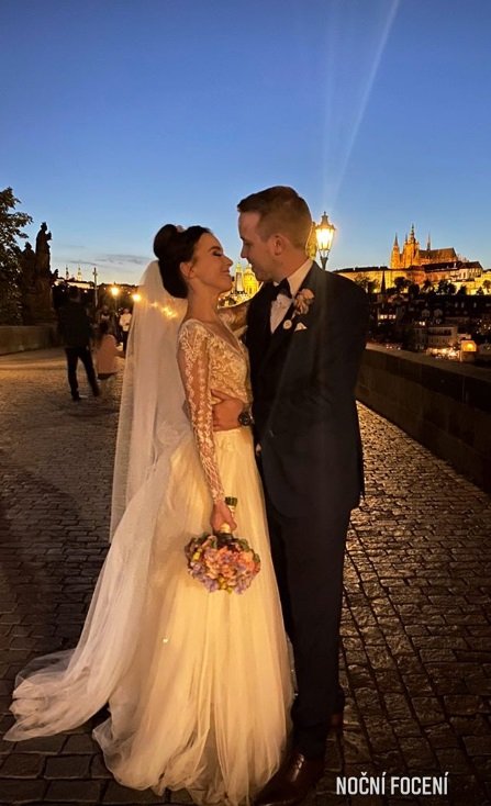 Večer si novomanželé neodpustili ani romantiku na Karlově mostě. Večer si novomanželé neodpustili ani romantiku na Karlově mostě.