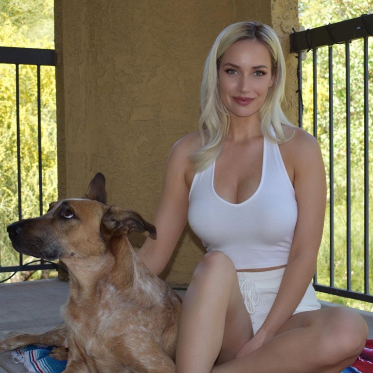 Paige Spiranac to sekne na trávníku i mimo něj Paige Spiranac to sekne na trávníku i mimo něj