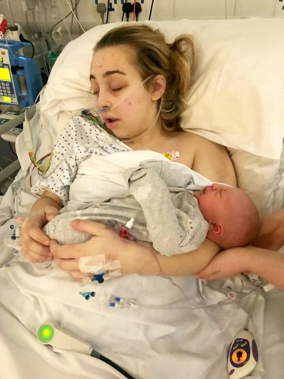 Dívka v umělém spánku porodila 3 Dívka v umělém spánku porodila 3