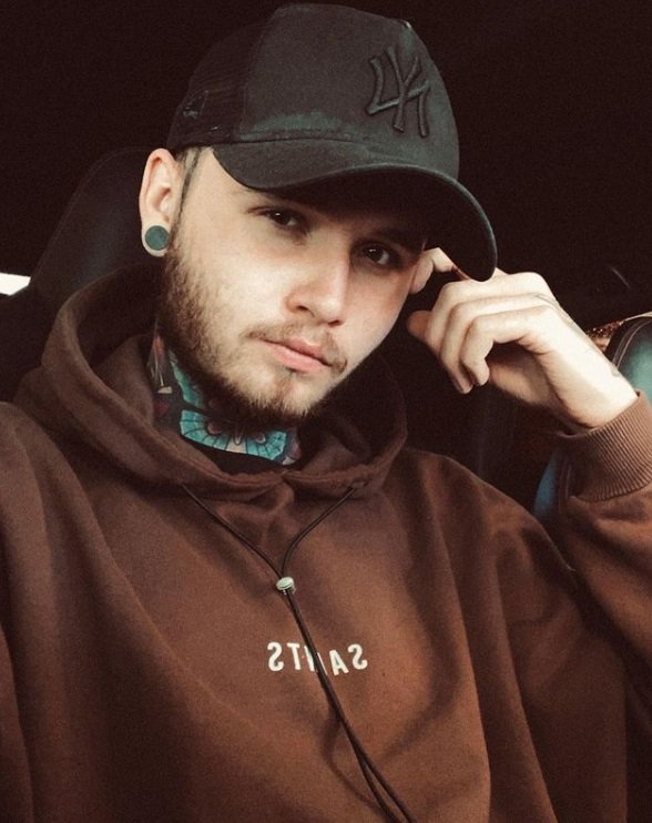 Rapper Earth se zasnoubil. Rapper Earth se zasnoubil.