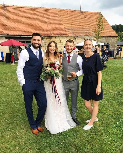 Na svatbu nyní dorazila také Katka Kvapilíková, dříve Králové, s manželem a malým synem. Na svatbu nyní dorazila také Katka Kvapilíková, dříve Králové, s manželem a malým synem.