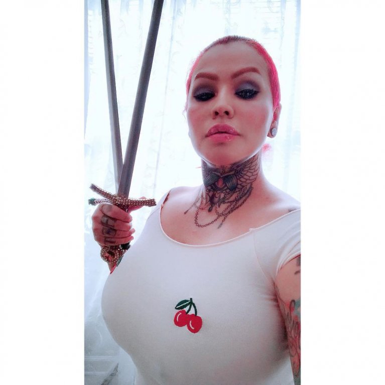 Profesionální polykačka mečů 2 Profesionální polykačka mečů 2