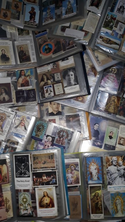 Sbírá náboženské kartičky Sbírá náboženské kartičky