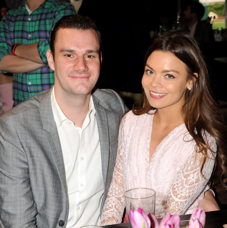 Herečka chodí s Cooper Hefnerem. Herečka chodí s Cooper Hefnerem.