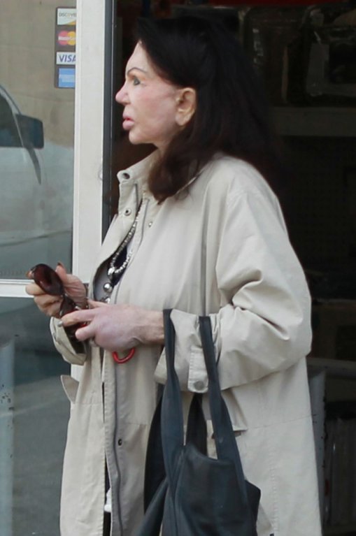 Jackie Stallone (92), i takhle to může dopadnout, když to přeženete s plastikami - Obrázek 7 Jackie Stallone (92), i takhle to může dopadnout, když to přeženete s plastikami - Obrázek 7
