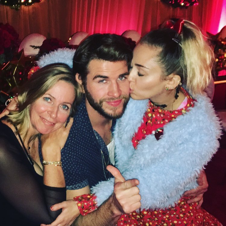 Liam Hemsworth s maminkou a přítelkyní Miley Cyrus Liam Hemsworth s maminkou a přítelkyní Miley Cyrus