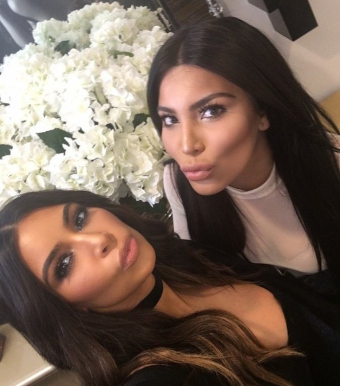 Kim Kardashian s dvojnicí Kim Kardashian s dvojnicí