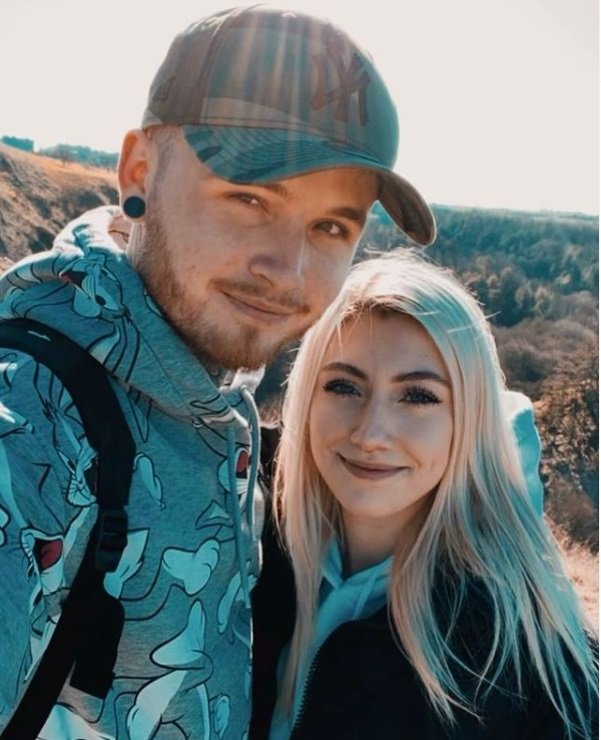 Rapper Earth a bývalý youtuber Denis Kubík se svou partnerkou Denny Polákovou. Rapper Earth a bývalý youtuber Denis Kubík se svou partnerkou Denny Polákovou.