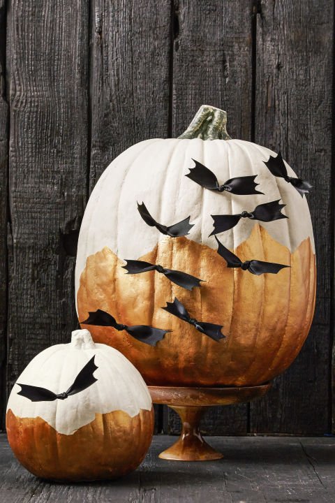 Na Halloween to chce něco strašidelnějšího. Třeba dýni s netopýry, které vyrobíte z černé stužky. Na Halloween to chce něco strašidelnějšího. Třeba dýni s netopýry, které vyrobíte z černé stužky.