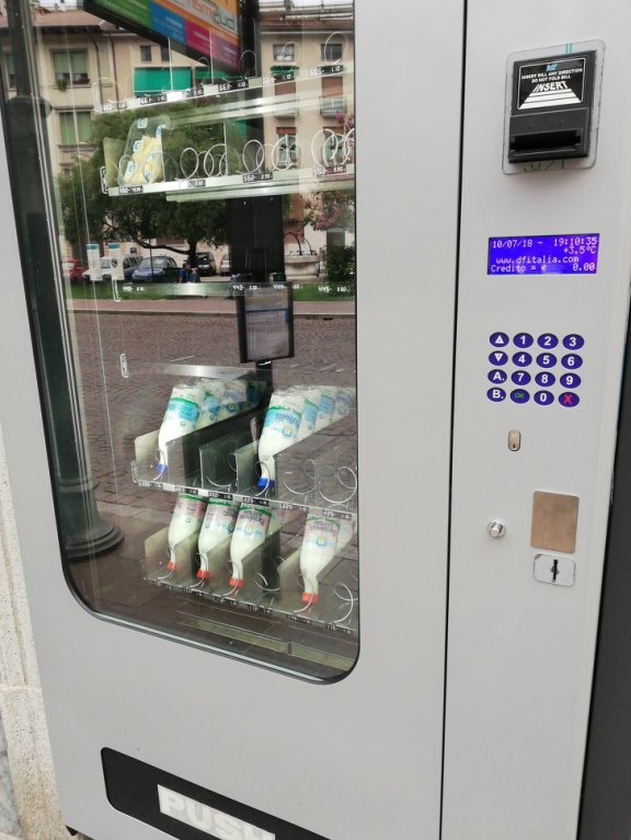 Automat na mléko a sýr. Automat na mléko a sýr.