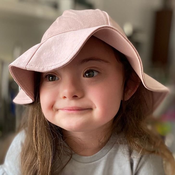 4letá dívka s Downovým syndromem pózuje jako modelka 4 4letá dívka s Downovým syndromem pózuje jako modelka 4