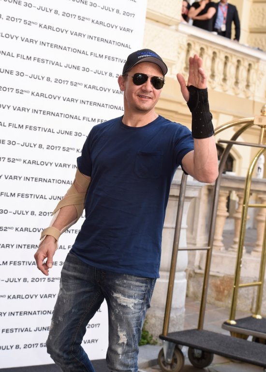 Jeremy Renner přijel do varů zraněný - Obrázek 4 Jeremy Renner přijel do varů zraněný - Obrázek 4