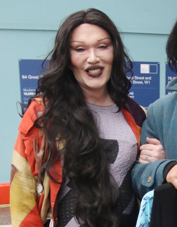 Plastickými operacemi změněný Pete Burns - Obrázek 2 Plastickými operacemi změněný Pete Burns - Obrázek 2