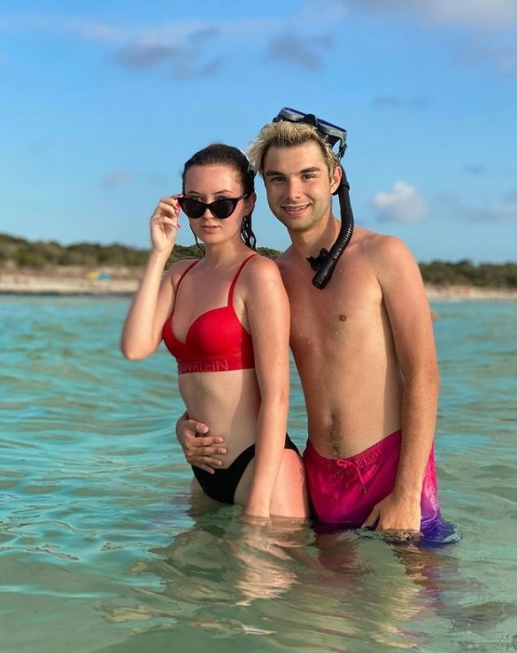 Adam Kajumi je jeden z jejich nejbližších přátel. Adam Kajumi je jeden z jejich nejbližších přátel.