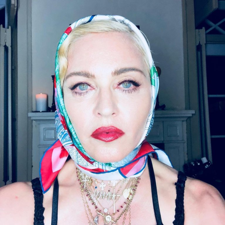 Madonna v babičkovském šátku. Madonna v babičkovském šátku.