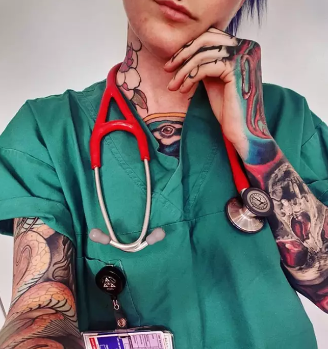 Potetovaná žena pracuje jako doktorka 3 Potetovaná žena pracuje jako doktorka 3