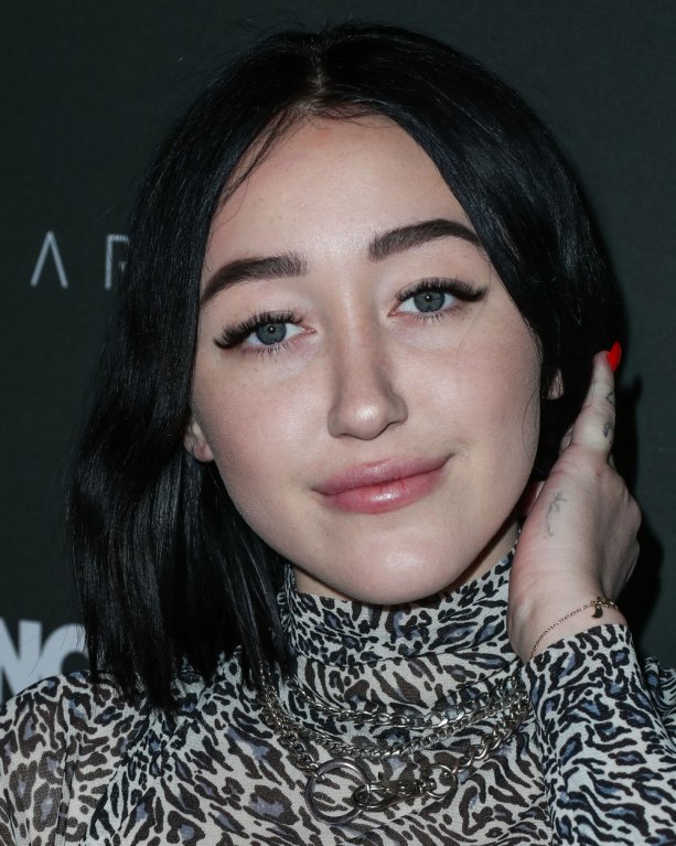 Noah Cyrus (21) Noah Cyrus (21)