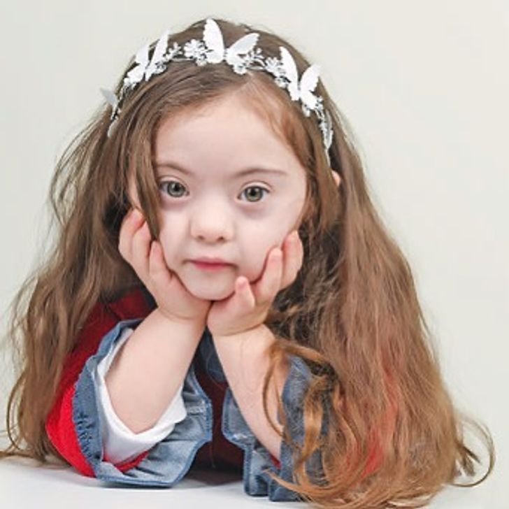 4letá dívka s Downovým syndromem pózuje jako modelka 2 4letá dívka s Downovým syndromem pózuje jako modelka 2