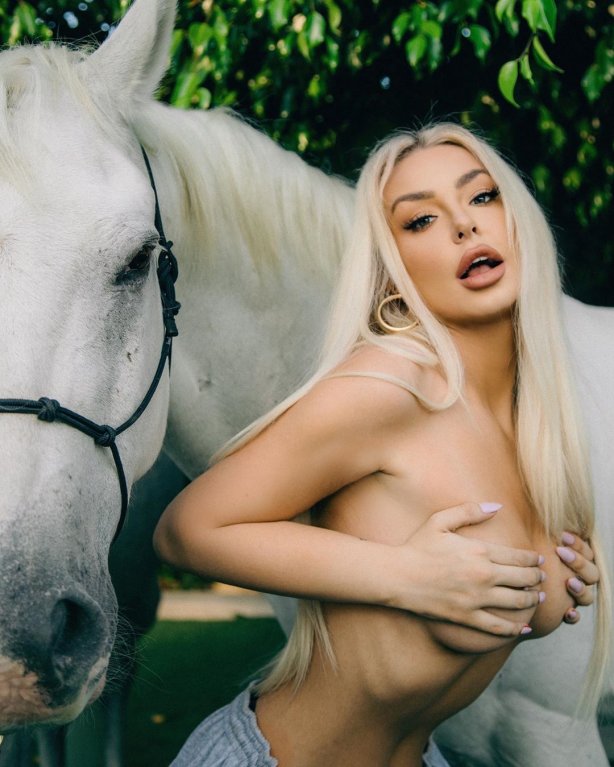 Tana Mongreau (22) Tana Mongreau (22)