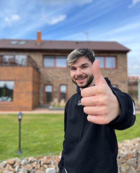 Adam Kajumi před vilou pořadu LIKE HOUSE. Adam Kajumi před vilou pořadu LIKE HOUSE.