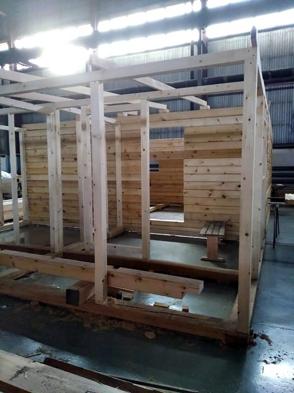 Nový dům se postaví předem a pak se po částech odveze na místo, kde se smontuje Nový dům se postaví předem a pak se po částech odveze na místo, kde se smontuje