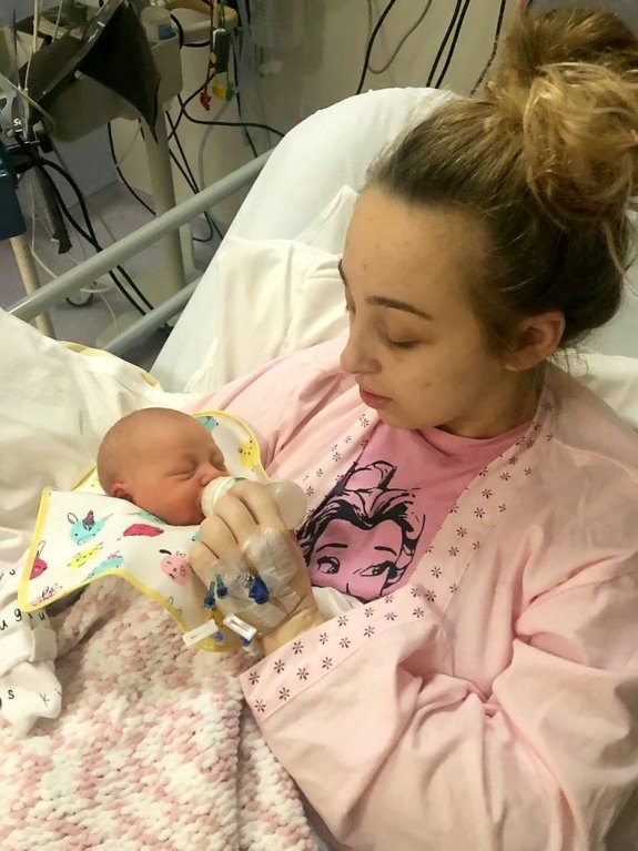 Dívka v umělém spánku porodila 5 Dívka v umělém spánku porodila 5
