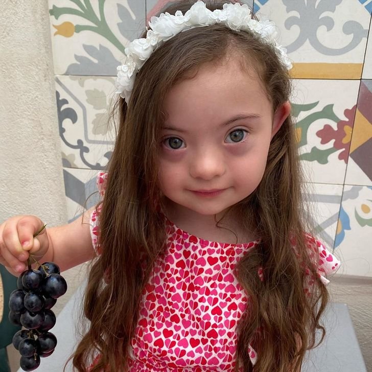 4letá dívka s Downovým syndromem pózuje jako modelka 10 4letá dívka s Downovým syndromem pózuje jako modelka 10
