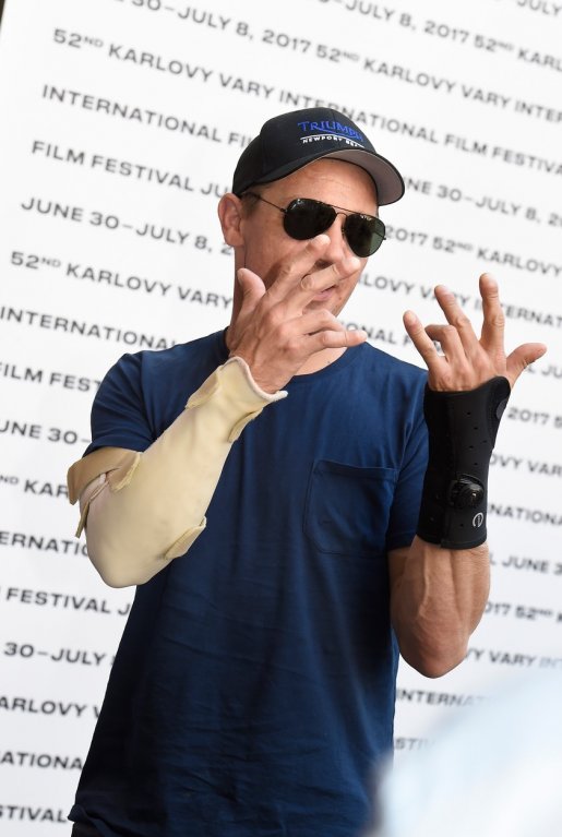 Jeremy Renner přijel do varů zraněný - Obrázek 1 Jeremy Renner přijel do varů zraněný - Obrázek 1