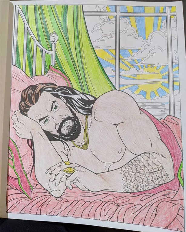 Už vymalovaný Jason Momoa v posteli. Už vymalovaný Jason Momoa v posteli.