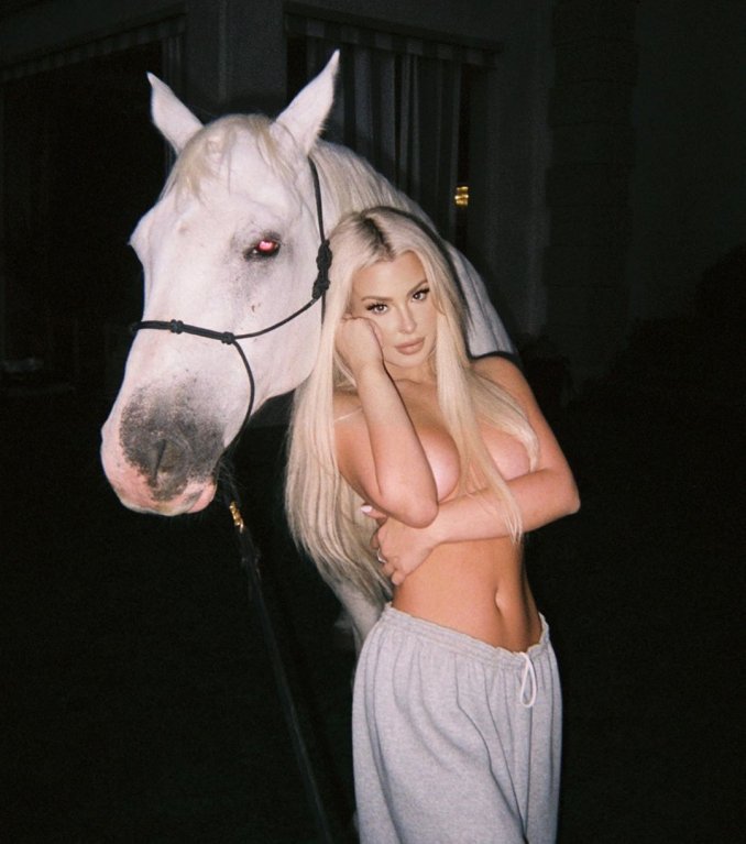 Tana Mongreau (22) Tana Mongreau (22)