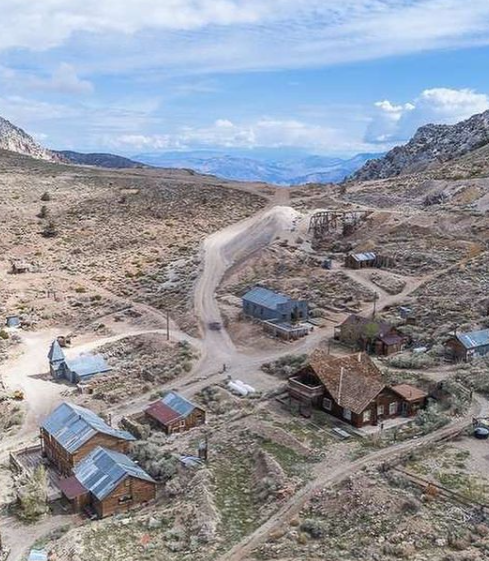 Celkový pohled na městečko, které nese název Cerro Gordo neboli Tlustý Vrch Celkový pohled na městečko, které nese název Cerro Gordo neboli Tlustý Vrch