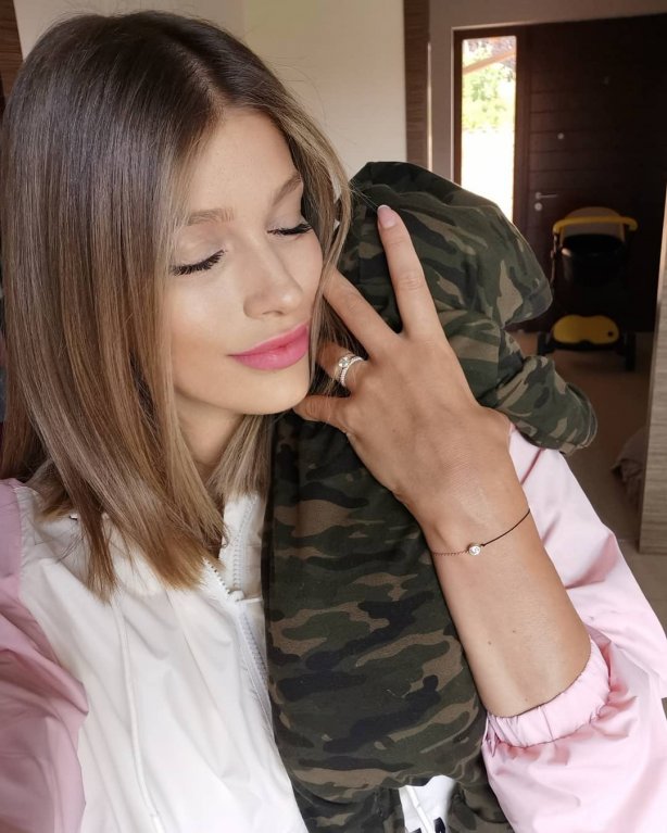 Jasmina Alagič hýří na fotkách štěstím Jasmina Alagič hýří na fotkách štěstím