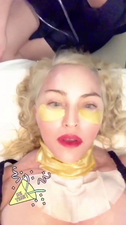 Madonna a její mnohdy šokující fotky na Instagramu. Madonna a její mnohdy šokující fotky na Instagramu.