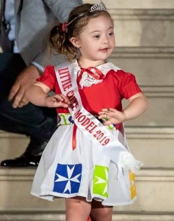 4letá dívka s Downovým syndromem pózuje jako modelka 9 4letá dívka s Downovým syndromem pózuje jako modelka 9