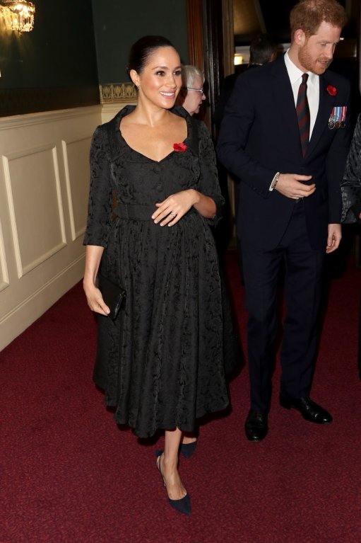 Meghan si také častěji sahá na břicho. Meghan si také častěji sahá na břicho.