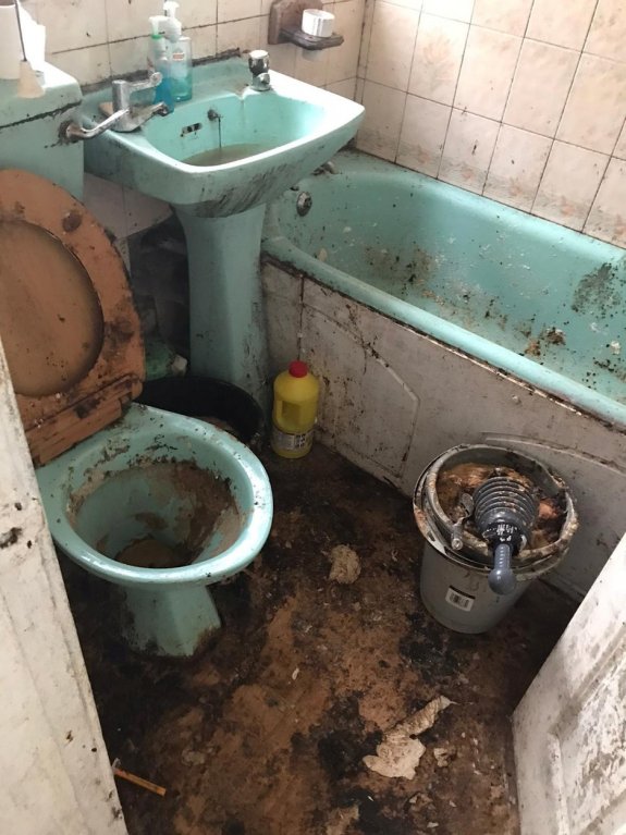 V koupelně bychom se spíš ušpinili, než umyli... V koupelně bychom se spíš ušpinili, než umyli...
