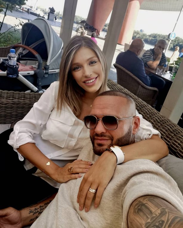 Jasmina Alagič hýří na fotkách štěstím Jasmina Alagič hýří na fotkách štěstím