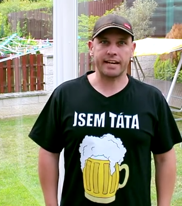 Své youtuberské kanály má celá Mishova rodina, včetně jeho táty. Své youtuberské kanály má celá Mishova rodina, včetně jeho táty.