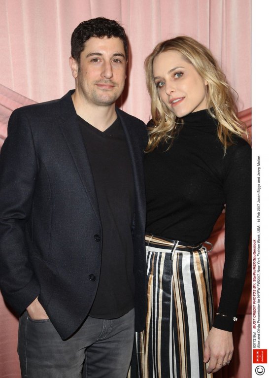 Jason s manželkou, herečkou Jenny Mollen. Jason s manželkou, herečkou Jenny Mollen.