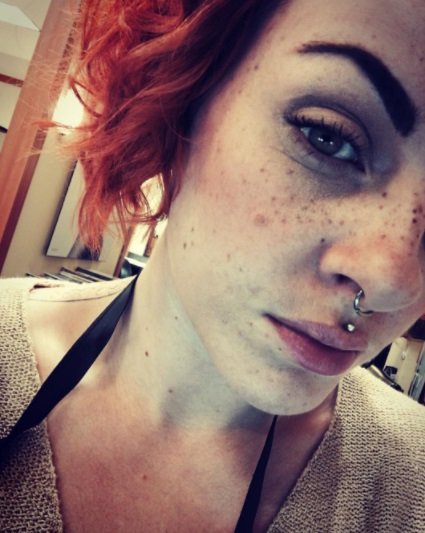 Tato dívka se díky umělým pihám cítí mnohem krásnější. Tato dívka se díky umělým pihám cítí mnohem krásnější.