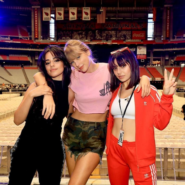 Zpěvačku na turné doprovází i exotická kráska Camila Cabello Zpěvačku na turné doprovází i exotická kráska Camila Cabello