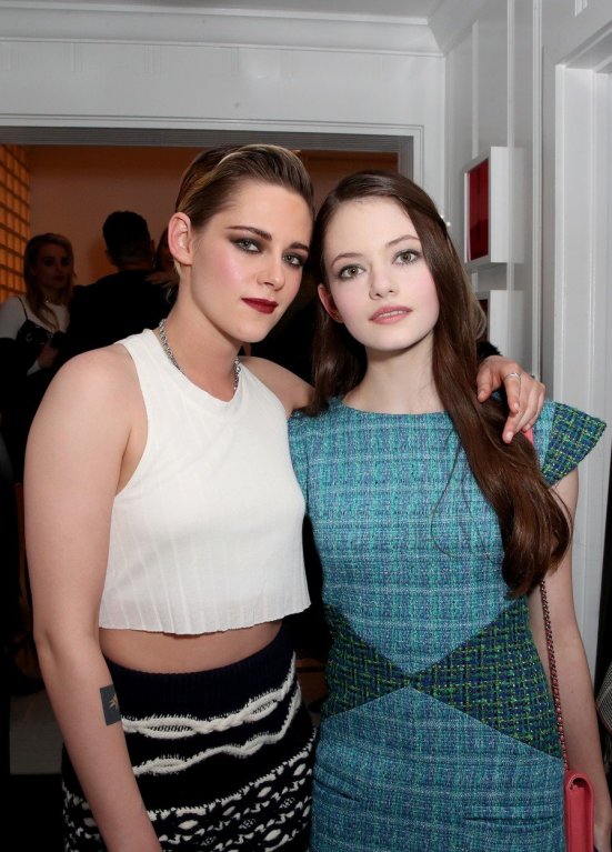 Herečky Kristen Stewart a Mackenzie Foy. Herečky Kristen Stewart a Mackenzie Foy.