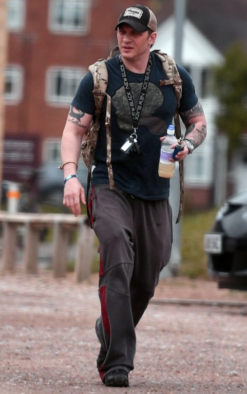 Tom Hardy se vrací z posilovny Tom Hardy se vrací z posilovny