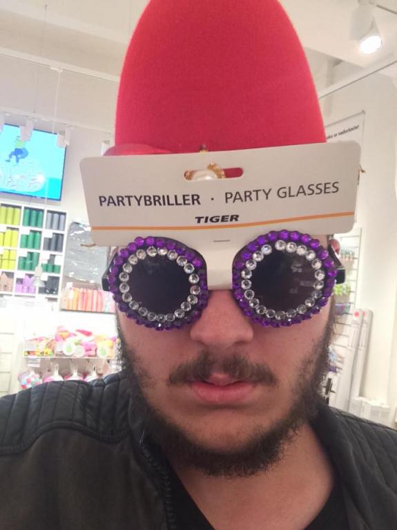 Peeetaaa se s nikým nemazlí. Peeetaaa se s nikým nemazlí.