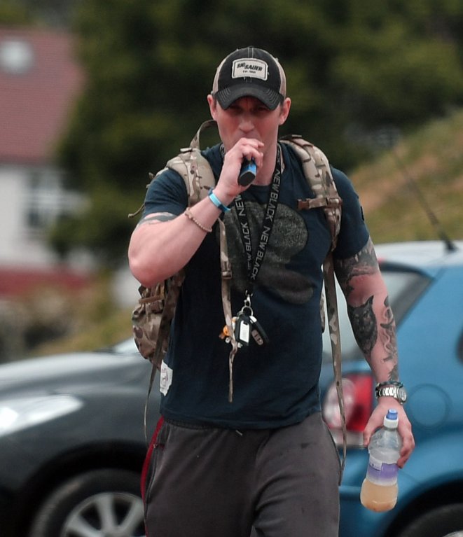 Tom Hardy v klidu relaxoval, když narazil na nešikovného zloděje Tom Hardy v klidu relaxoval, když narazil na nešikovného zloděje
