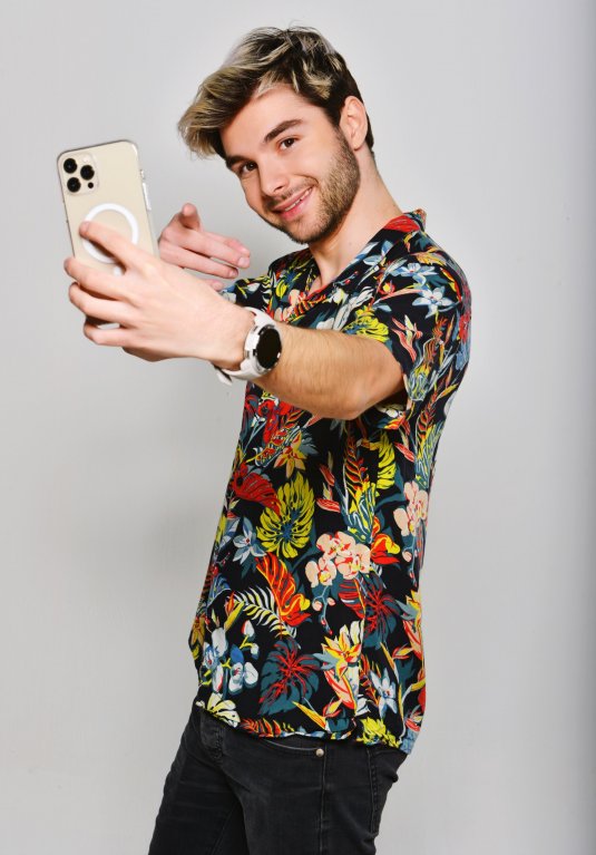 Známý tiktoker a youtuber Adam Kajumi míří do pořadu LIKE HOUSE. Známý tiktoker a youtuber Adam Kajumi míří do pořadu LIKE HOUSE.