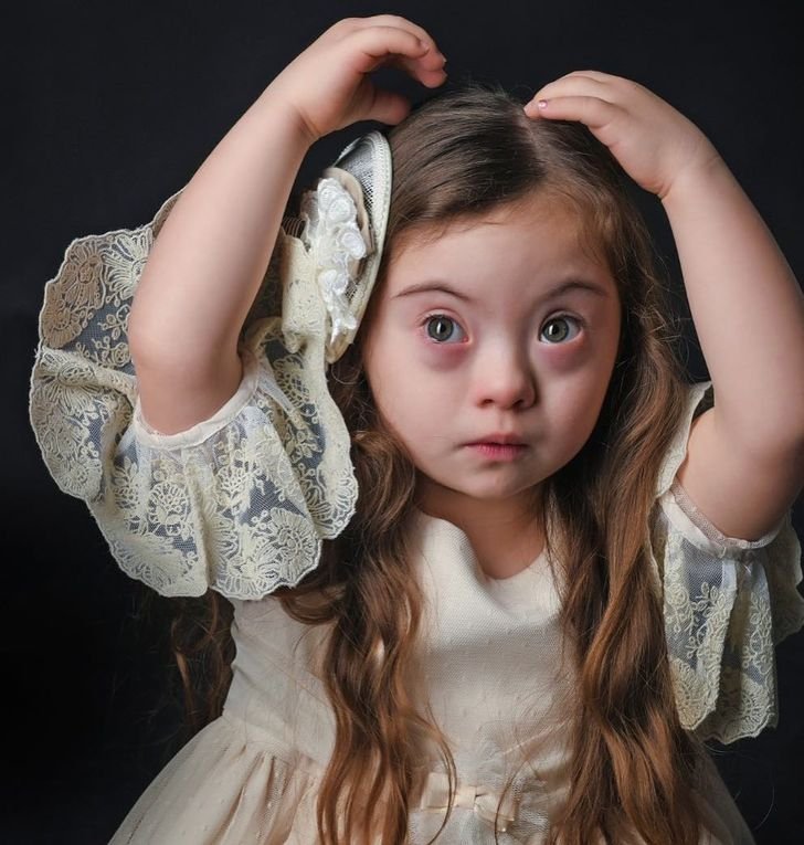 4letá dívka s Downovým syndromem pózuje jako modelka 3 4letá dívka s Downovým syndromem pózuje jako modelka 3